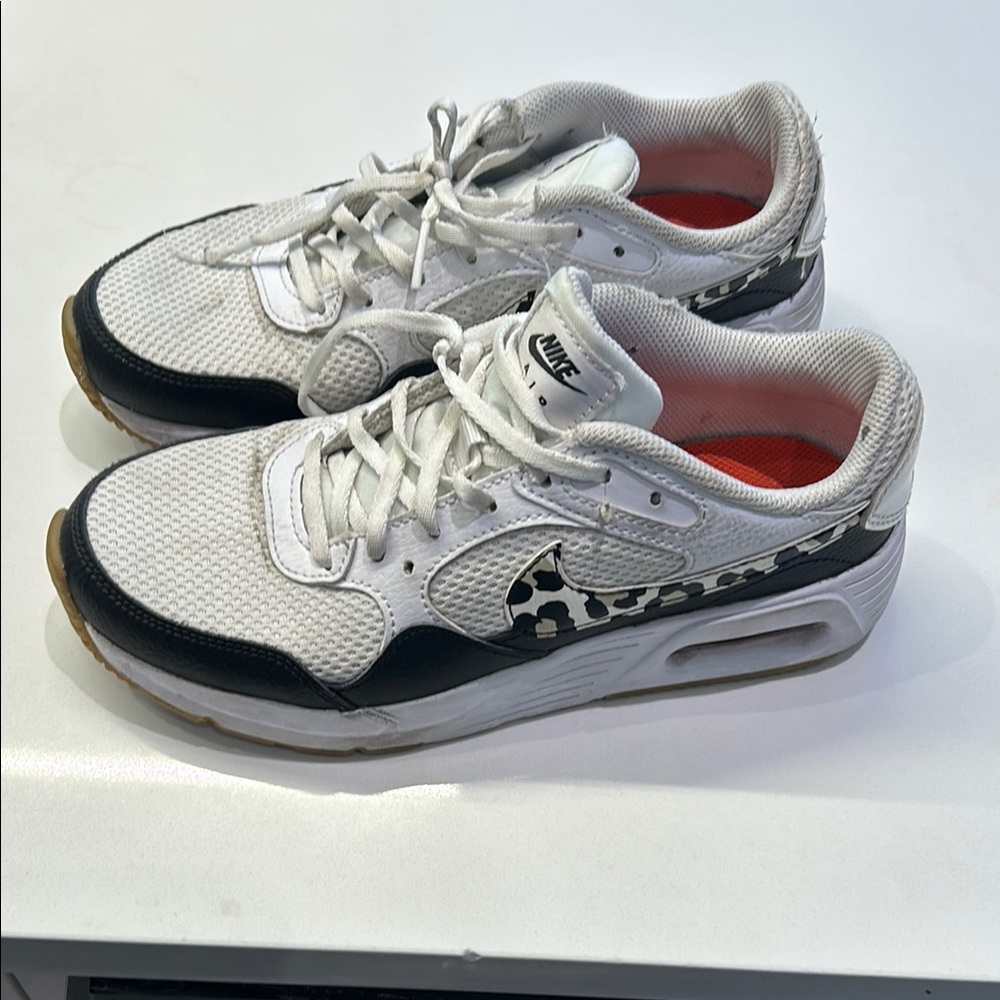 Nike White Athletic Shoes with Cushioned Sole and Breathable Upper